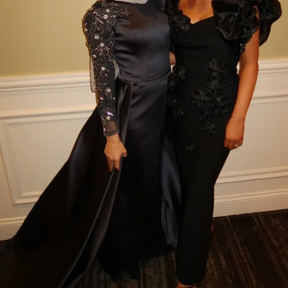 Elegant Navy Evening Gown with Embellished Sleeves - Picture 4 of 4